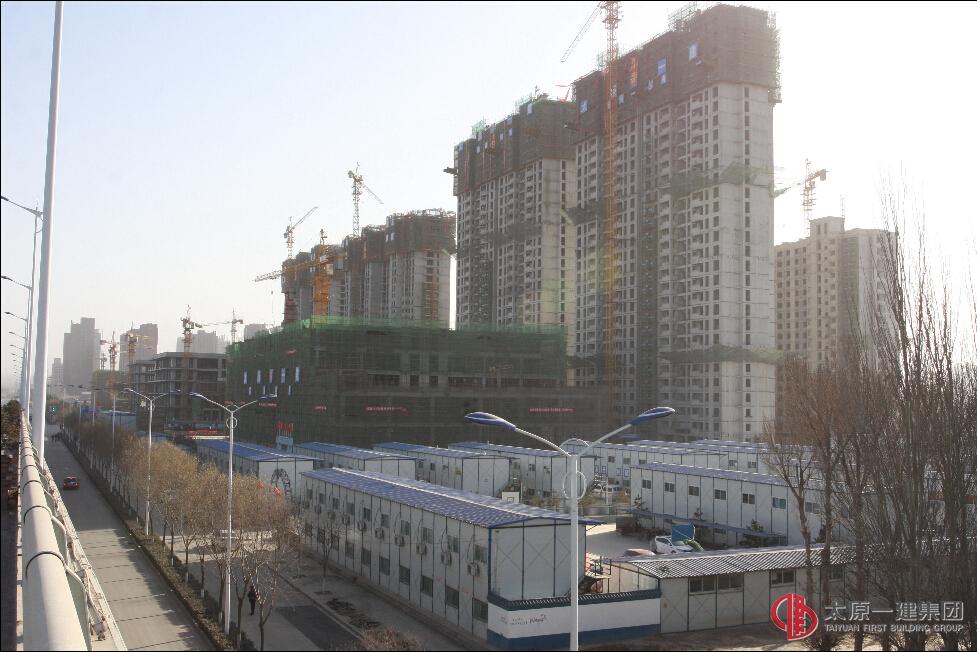 八分公司龍?zhí)铩俺侵写濉备脑旃こ趟臉?biāo)段15-1#、15-2#樓主體結(jié)構(gòu)封頂