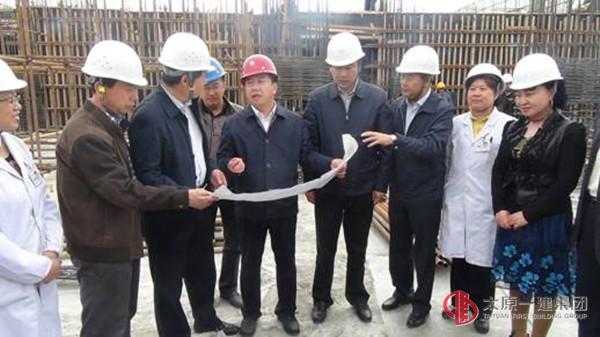 集團(tuán)公司總經(jīng)理王貴聰對山醫(yī)大二院項(xiàng)目施工進(jìn)行現(xiàn)場調(diào)研
