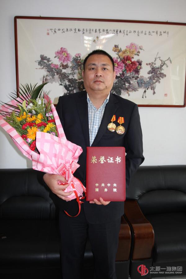喜迎五一節(jié)鮮花送勞模集團公司領導看望全國勞模楊霖
