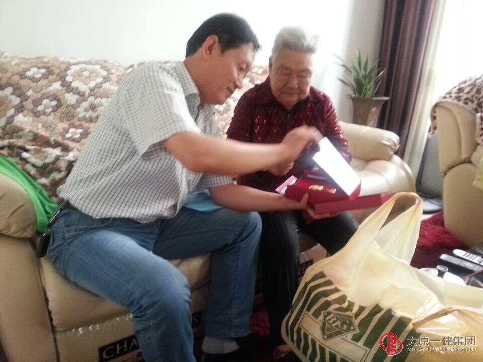 聆聽(tīng)抗戰(zhàn)烽火情     激發(fā)愛(ài)國(guó)愛(ài)企志