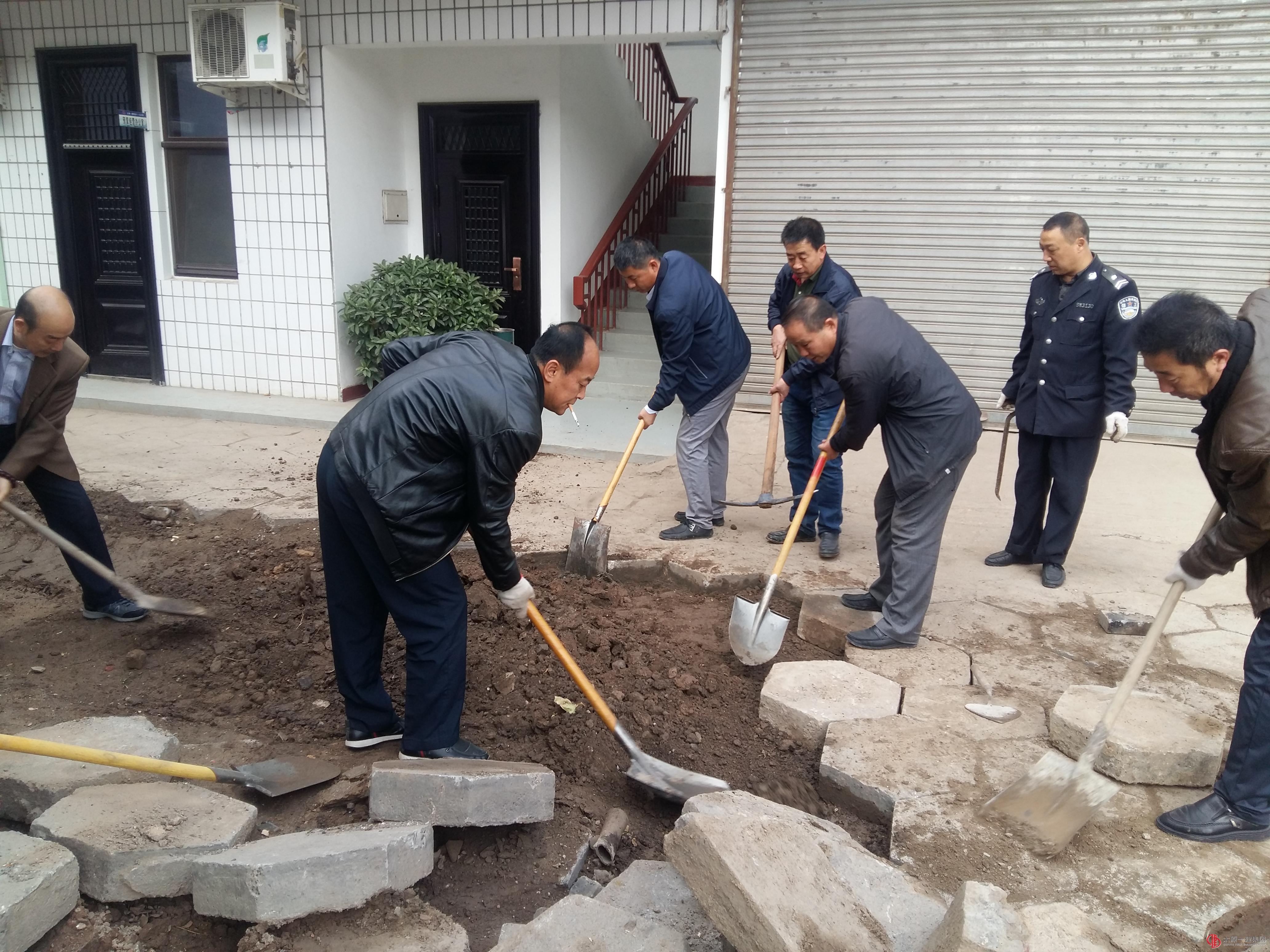 行政保衛(wèi)部人員清運(yùn)垃圾鋪設(shè)地磚