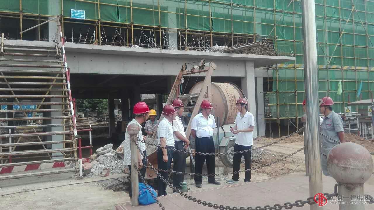 屯留縣領導蒞臨屯留二中新建教學樓項目調研指導工作