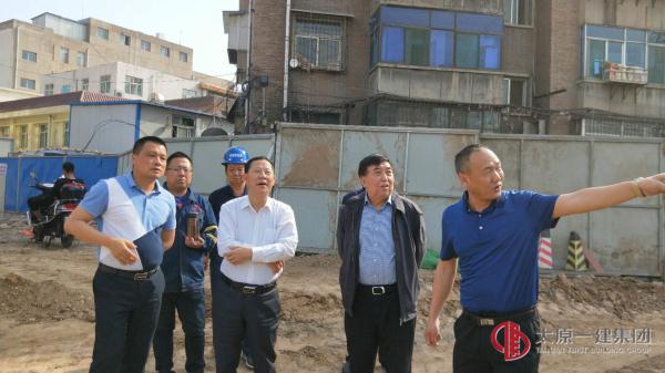 集團公司總經(jīng)理李世雄、總經(jīng)理助理陳斌 到礦棉廠花園西街棚戶區(qū)改造項目進行調(diào)研