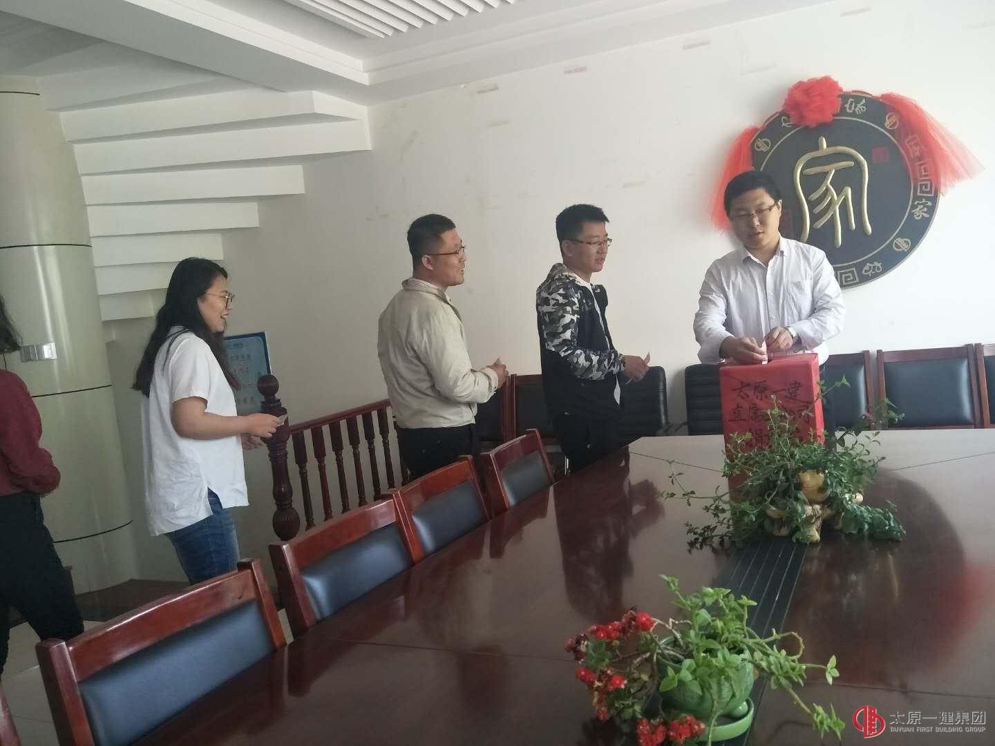 奉獻(xiàn)愛(ài)心，傳遞溫暖